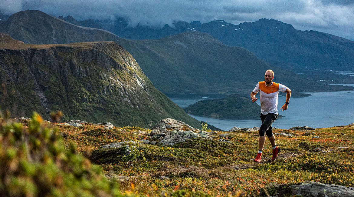 Kenn Løkkegaard løper på fjellet Blåheia i Vesterålen